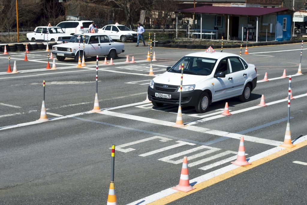 Пересдача в автошколе в гаи. Разметка автодрома 2021. Площадка для вождения. Площадка автошколы. Машина для учебной езды.